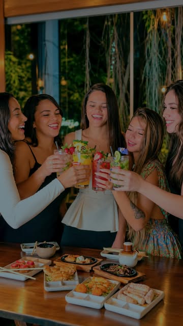 Amigas brindando no Bendito Japa