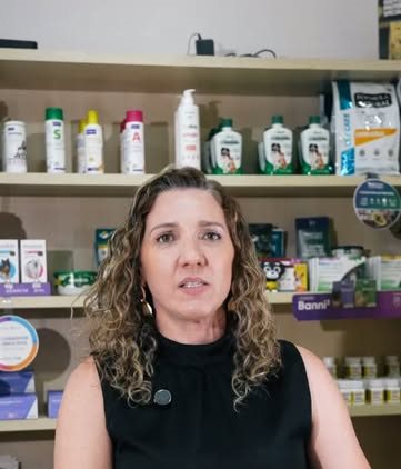 Prateleiras com medicamentos e produtos veterinários