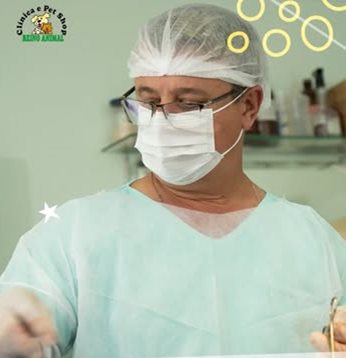 Médico veterinário da Reino Animal paramentado em atendimento